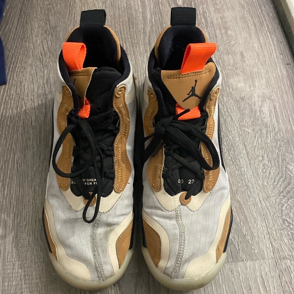 Jordan aerospace 720 sneakers size 7.5 Used in good condition. Tan,white,black